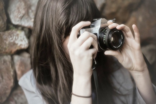 唯美图片女生小清新拿相机 你负责微笑我负责拍照