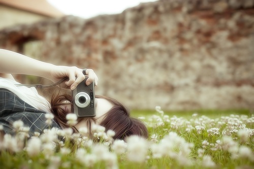 唯美图片女生小清新拿相机 你负责微笑我负责拍照