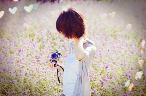 唯美图片女生小清新拿相机 你负责微笑我负责拍照