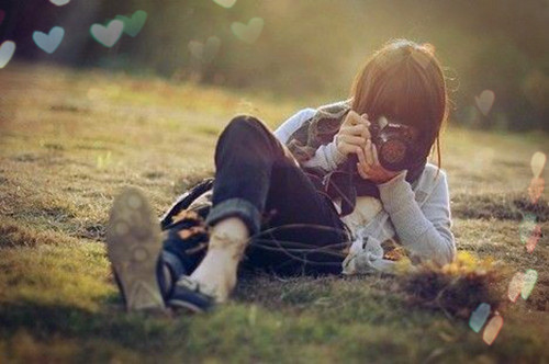 唯美图片女生小清新拿相机 你负责微笑我负责拍照