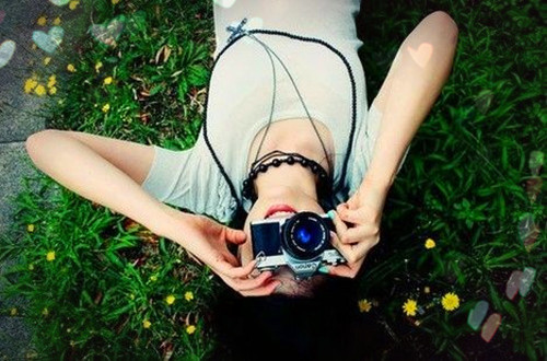 唯美图片女生小清新拿相机 你负责微笑我负责拍照