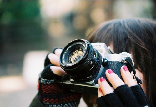 唯美图片女生小清新拿相机 你负责微笑我负责拍照