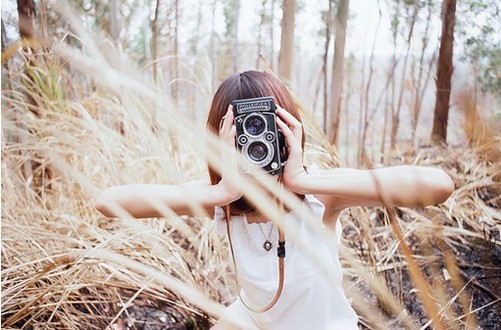唯美图片女生小清新拿相机 你负责微笑我负责拍照