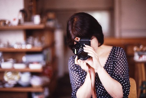 拿相机拍照的女生图片 拿相机女生图片大全