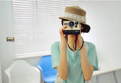 拿相机拍照的女生图片 拿相机女生图片大全