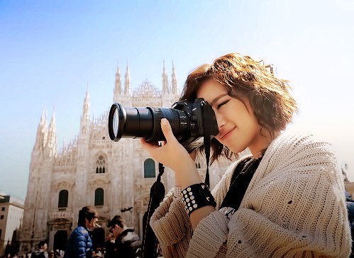 拿相机拍照的女生图片 拿相机女生图片大全