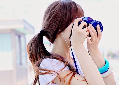拿相机拍照的女生图片 拿相机女生图片大全