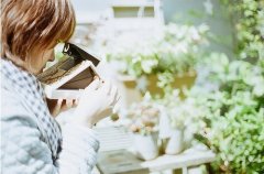 拿相机拍照的女生图片 拿相机女生图片大全