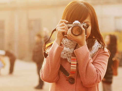 拿相机拍照的女生图片 拿相机女生图片大全