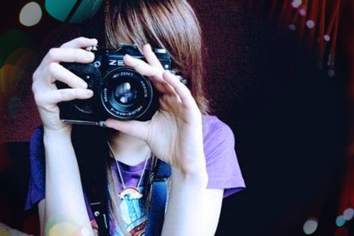 拿相机拍照的女生图片 拿相机女生图片大全
