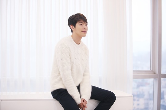 韩国明星金宇彬穿白色毛衣的图片