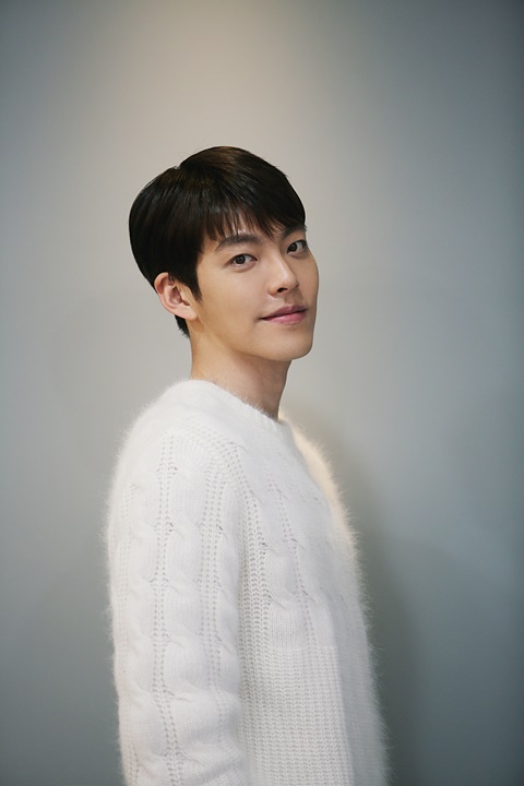 韩国明星金宇彬穿白色毛衣的图片