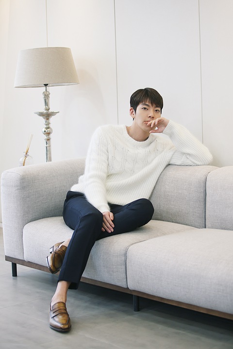 韩国明星金宇彬穿白色毛衣的图片