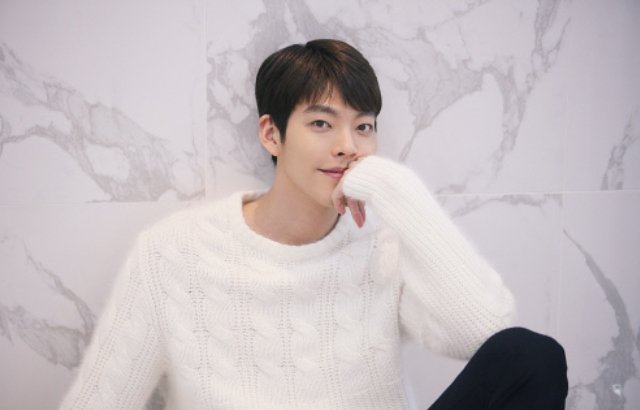 韩国明星金宇彬穿白色毛衣的图片