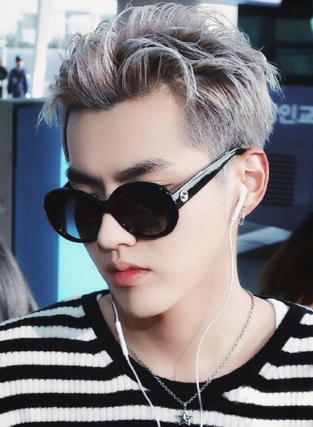 吴亦凡最帅的图片 穿条纹毛衣的吴亦凡图片