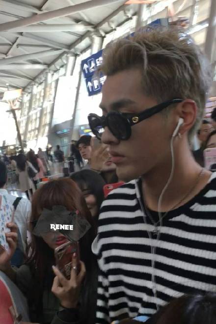 吴亦凡最帅的图片 穿条纹毛衣的吴亦凡图片