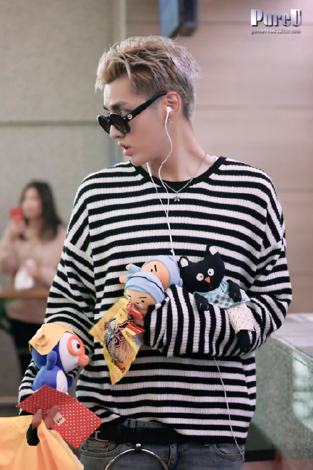 吴亦凡最帅的图片 穿条纹毛衣的吴亦凡图片