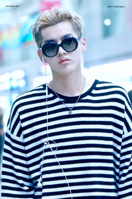 吴亦凡最帅的图片 穿条纹毛衣的吴亦凡图片