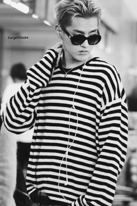 吴亦凡最帅的图片 穿条纹毛衣的吴亦凡图片