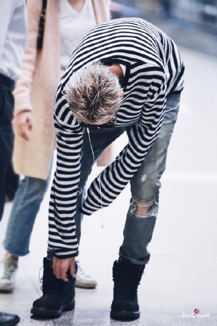 吴亦凡最帅的图片 穿条纹毛衣的吴亦凡图片