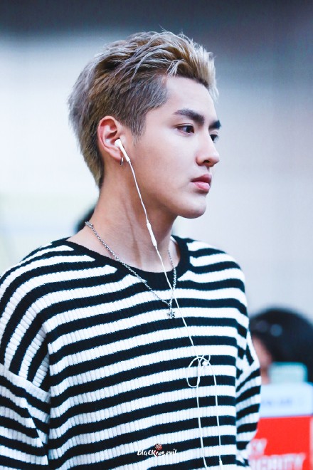 吴亦凡最帅的图片 穿条纹毛衣的吴亦凡图片