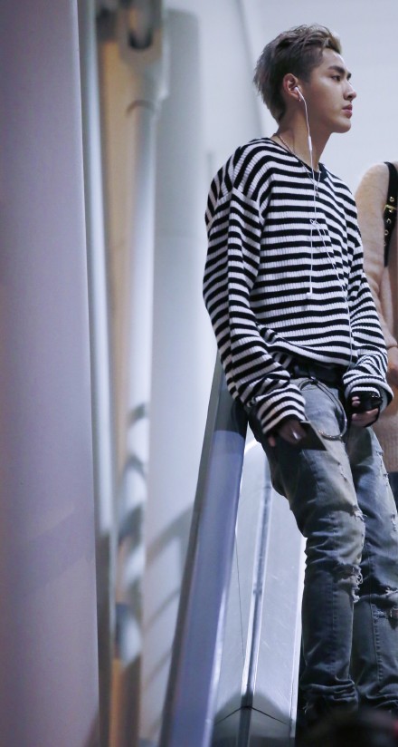 吴亦凡最帅的图片 穿条纹毛衣的吴亦凡图片