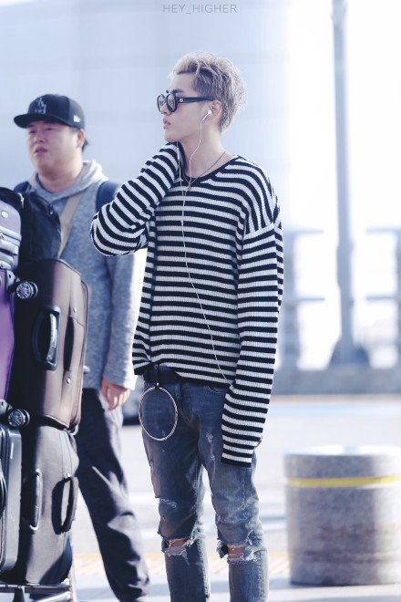 吴亦凡最帅的图片 穿条纹毛衣的吴亦凡图片