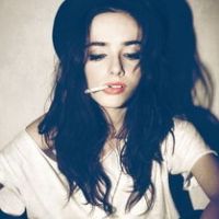 优雅妩媚的欧美女生头像_寻找曾经有你的风景