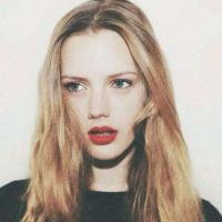 优雅妩媚的欧美女生头像_寻找曾经有你的风景