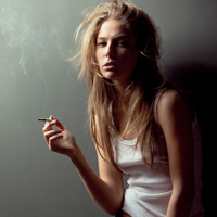 优雅妩媚的欧美女生头像_寻找曾经有你的风景