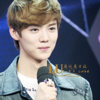 关于鹿晗的头像有鹿晗两个字