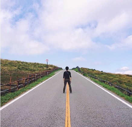 背影图片男生在路上 到不了的地方叫远方