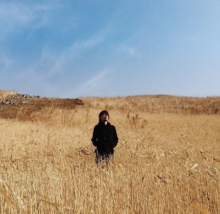 背影图片男生在路上 到不了的地方叫远方