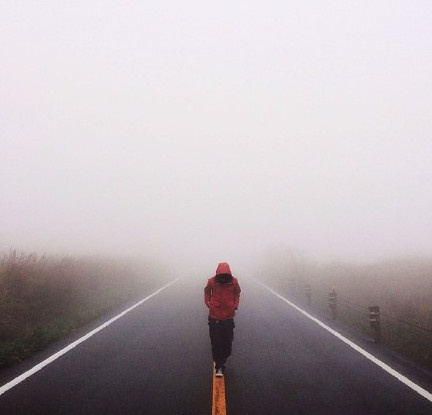 背影图片男生在路上 到不了的地方叫远方