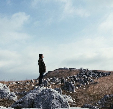 背影图片男生在路上 到不了的地方叫远方