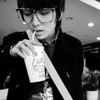 qq头像带眼镜男生00后 00后男生头像