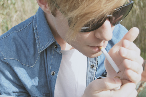 非主流男生抽烟图片