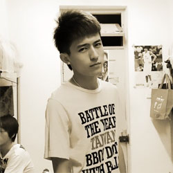 迷人微笑的非主流男生头像