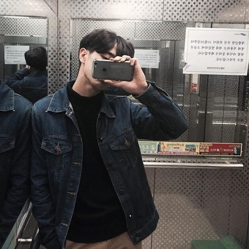 非主流玩手机的男生图片