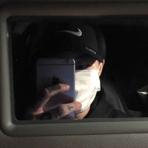 非主流玩手机的男生图片