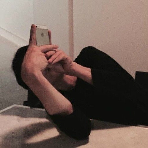 非主流玩手机的男生图片