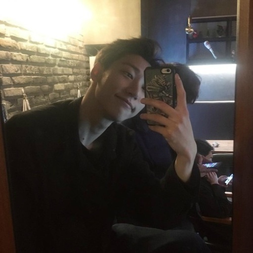 非主流玩手机的男生图片