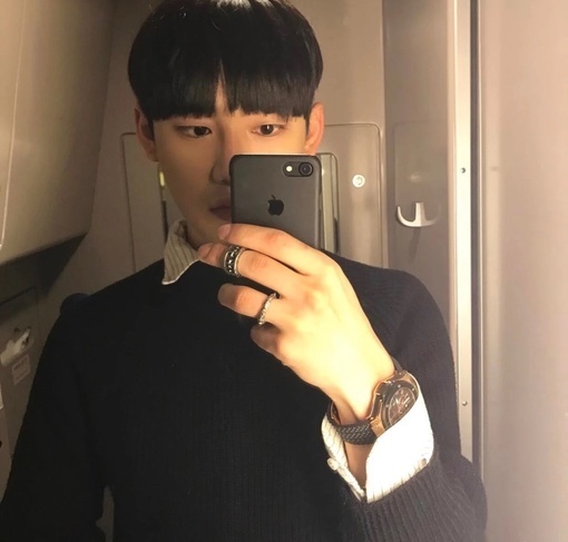 非主流玩手机的男生图片