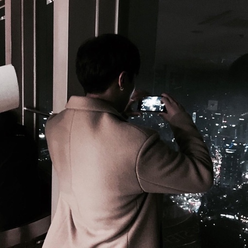 非主流玩手机的男生图片