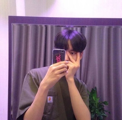 非主流玩手机的男生图片