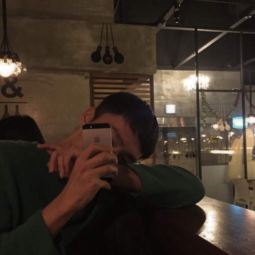 非主流玩手机的男生图片