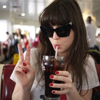 戴墨镜的霸气女生头像