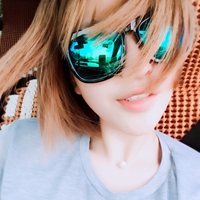 戴墨镜的霸气女生头像