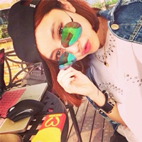 戴墨镜的霸气女生头像