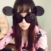 戴墨镜的霸气女生头像